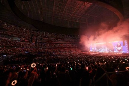 pinkot9's tweet photo. These photos of TWICE concert at SoFi stadium are insane. I have chills https://t.co/vEMcDbdQCY