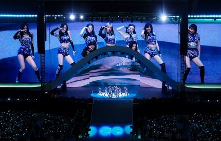 pinkot9's tweet photo. These photos of TWICE concert at SoFi stadium are insane. I have chills https://t.co/vEMcDbdQCY