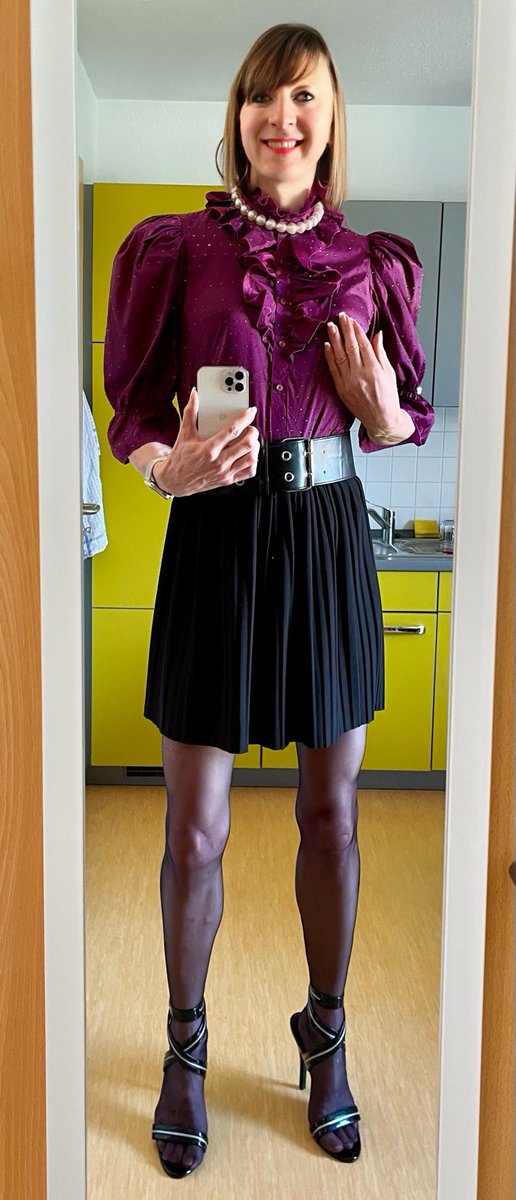 Sissy_Chantall's tweet photo. Heute wieder ein Date bei einen älteren Herrn in Wunschoutfit, ein Traum der 79/80er 🫣 …hoffe es wird nicht zu warm, deshalb geht es jetzt los, ist zum Glück nicht weit.
#sissy #cage #chastity #heels #nylon #daddytoy https://t.co/THiywMGNXr