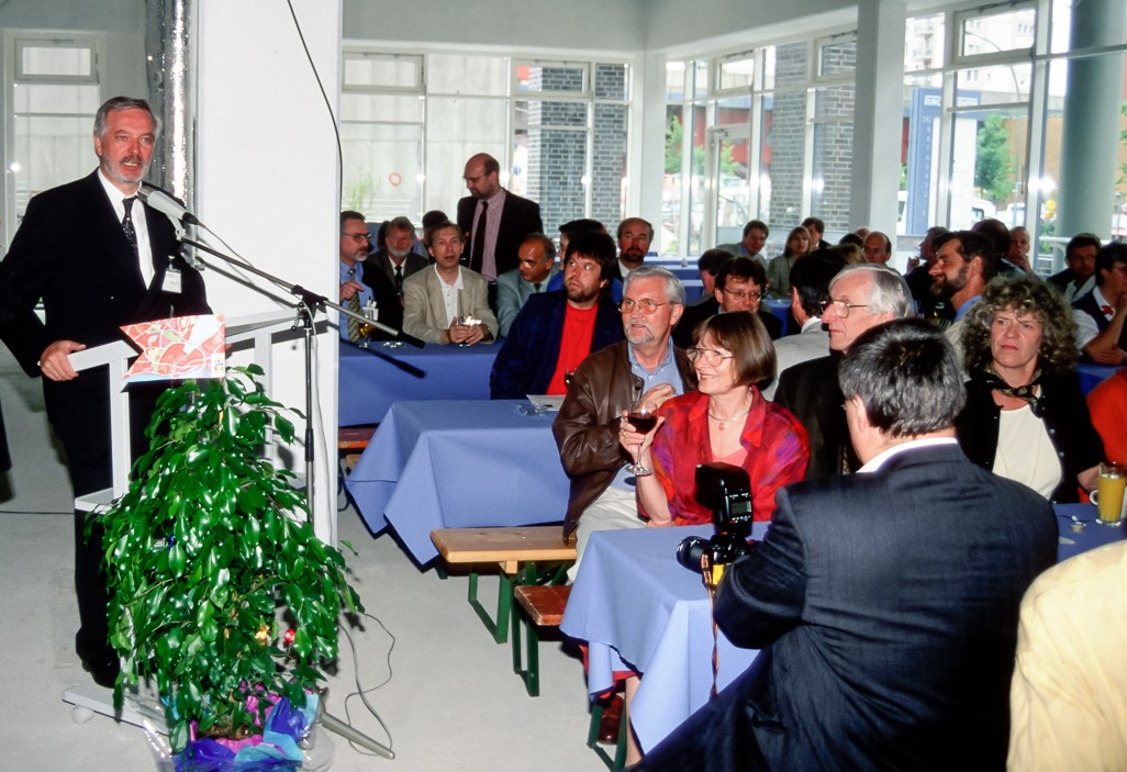 OTD 1998 - vor 25 Jahren!
Am 12. Juni 1998 feierte das neue Amt für Geoinformation und Vermessung die Einweihung des neuen Gebäudes in Hammerbrook mit einem Tag der offenen Tür mit Gästen und allen Mitarbeiterinnen und Mitarbeitern.
t1p.de/xf0gi
<a href="/HH_Geo/">Landesbetrieb Geoinformation und Vermessung (LGV)</a> #Vermessung