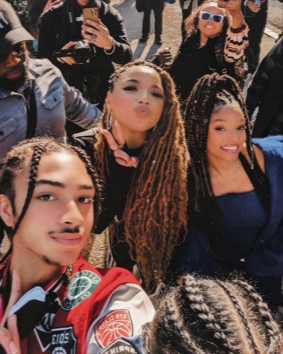 TheMusedMusic's tweet photo. Meeting Chloe and Halle was so special to me because they're the reason why I started making music 😭 they were just about to get on stage but were nice enough to stop and let me tell them how much they've inspired me 🥲 absolute sweetest human beings ever. I'm riding 4 life 😭 https://t.co/EtBfp3dDPZ