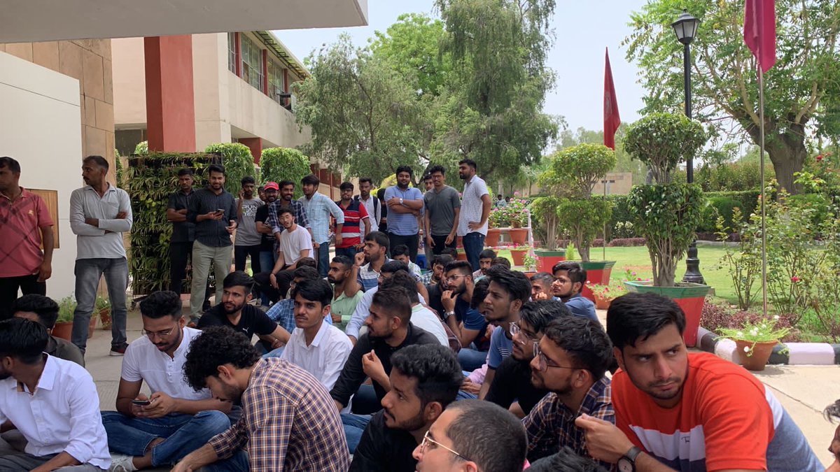 anuragdhanda's tweet image. चौधरी चरण सिंह कृषि विश्वविद्यालय हिसार में एक ही झटके में फीस दोगुनी और स्कॉलरशिप एक तिहाई कर दी गई है| छात्र इस बदलाव का पुरजोर विरोध कर रहे हैं| आम आदमी पार्टी इस संघर्ष में छात्रों के साथ खड़ी है| पढ़ने वालों पर कितना ज़ुल्म करोगे बीजेपी वालों?