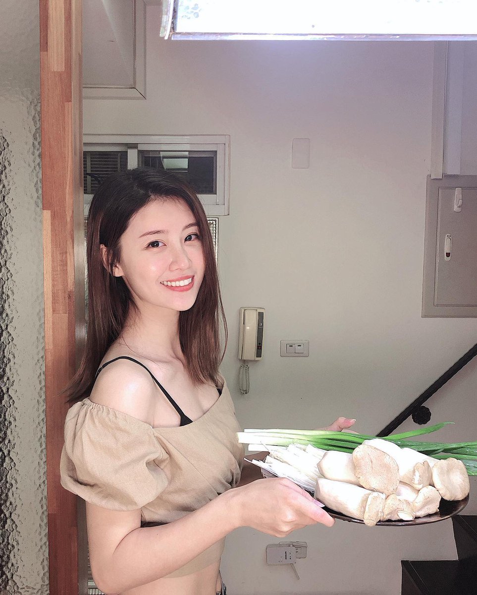 FannyChild1132's tweet photo. 今天有朋友来我家做客
就提前出去买好菜回来了
他说介绍几个帅哥给我认识？太开心了😊😊 https://t.co/8VyYSxvypi