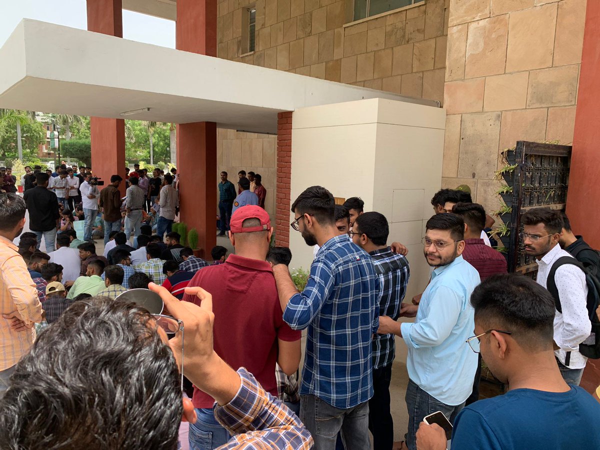 anuragdhanda's tweet image. चौधरी चरण सिंह कृषि विश्वविद्यालय हिसार में एक ही झटके में फीस दोगुनी और स्कॉलरशिप एक तिहाई कर दी गई है| छात्र इस बदलाव का पुरजोर विरोध कर रहे हैं| आम आदमी पार्टी इस संघर्ष में छात्रों के साथ खड़ी है| पढ़ने वालों पर कितना ज़ुल्म करोगे बीजेपी वालों?