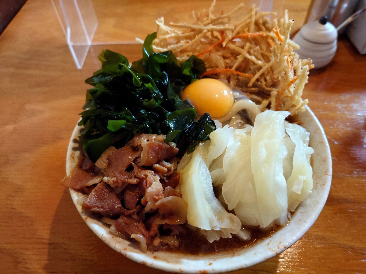 toramaru09jpG's tweet photo. 山梨甲府うどん 一（ぴん）
・肉天わか玉 ¥900
初めて甲府うどんというものを頂いた。
もちもちの太麺に甘め濃いめの汁。
そして全部のせ！
このボリュームで¥900は大満足。
味の好みは分かれそうだが、個人的には好き。
車も5台停められ、店内も広めです。
#甲府うどん #ぴん #一 https://t.co/POI94Ik4wS