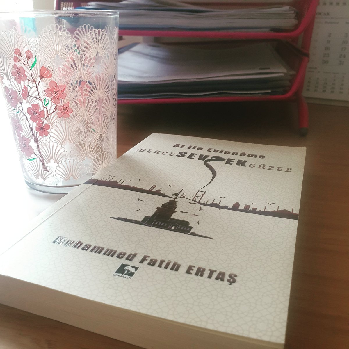 afileevinname's tweet photo. Bir gülüşünle cemrelerin düştüğü,
o an kuşların, çiçeklerin, kelebeklerin, böceklerin
neşe içinde el ele tutuştuğu bu garib kalbin içinde,
...

Dr. Muhammed Fatih ERTAŞ @af_1453 

"Af ile Evinname Ben'ce SevMek Güzel" Kitabımızı Temin Etmek İçin;
https://t.co/y3HzrxWwfj
🌹❤ https://t.co/U9s2KT8EWe