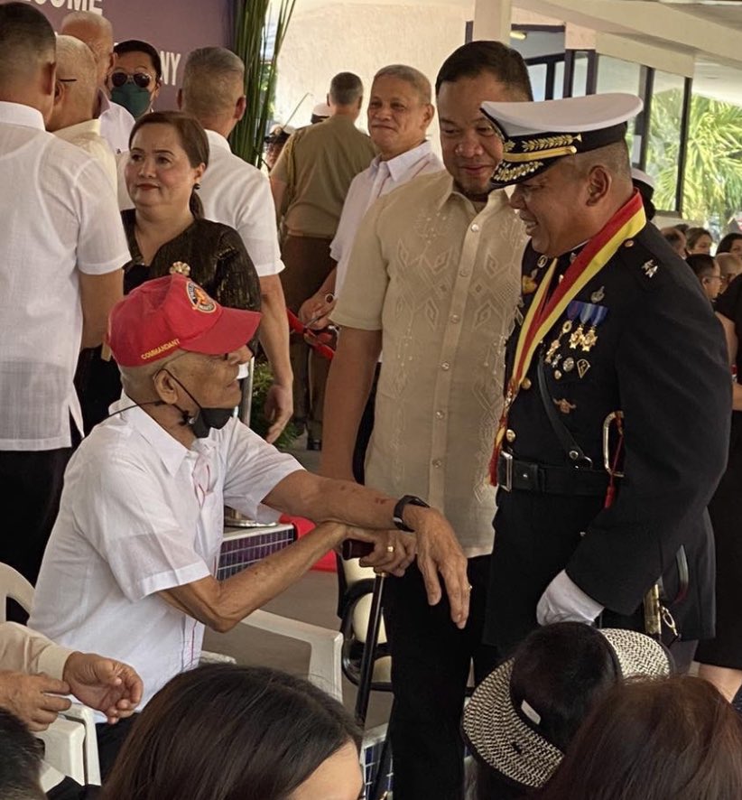 His last visitor last night, the Commandant of the Philippine Marines, MGen Chito Rojas. Papa was present at the command turnover last May 8 as the oldest living commandant with the youngest, full of energy as he was with his brotherhood of Marines.