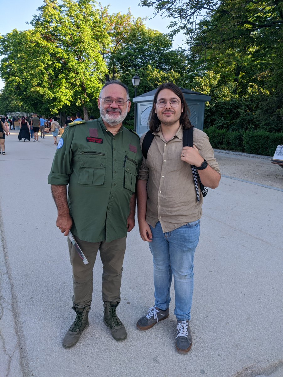 ayer de regreso de ver el ensayo de la SOLFONICA sobre el himno de españa que se iba instaurar en de la segunda república
un chico me reconoció y me pidió hacernos una foto juntos, me encanta que los jovenes me sigan por las redes, salud compañeros/as