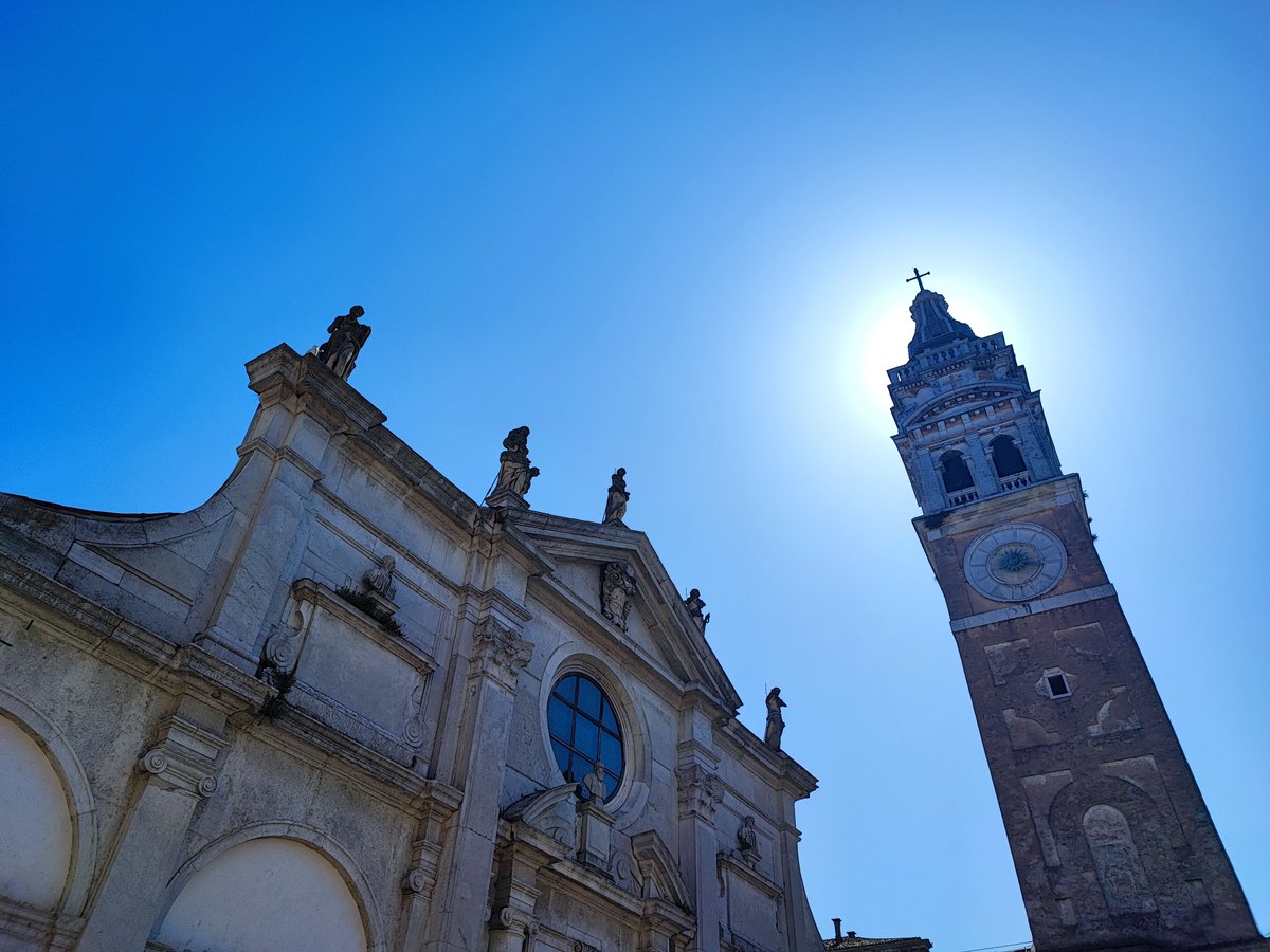 'The sky: a drawer that if you open it you will find only blue.'
-Fabrizio Caramagna
Good morning #Venice!

#aphotoofveniceaday #askmeaboutvenice #veniceblogger #veniceblog #베니스  #베네치아 #이탈리아여행중 #venicephotos #venicecolors #venicecanals #veniceitaly #slowvenice