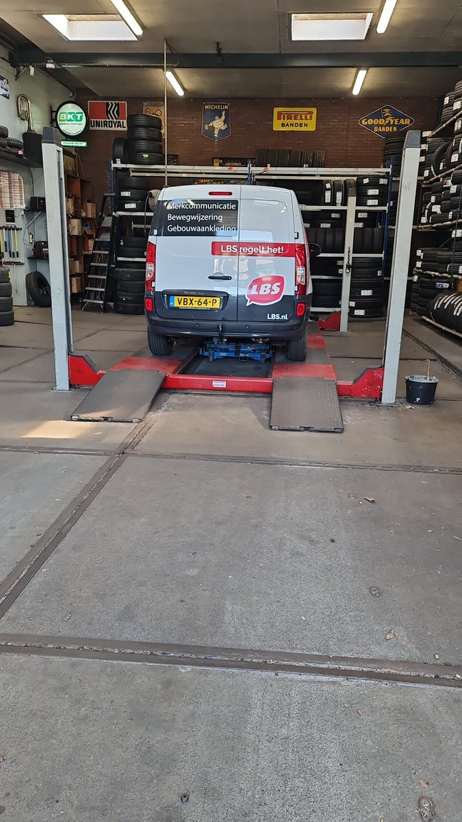 lbs_nl's tweet photo. De dag begon met een stukje collegialiteit en samenwerking.
En een bezoekje aan dé bandenspecialist van Sliedrecht,  Leen Post Banden waar we per direct goed geholpen werden.
En daarna doorrrrr...! https://t.co/Mg269YjH8S