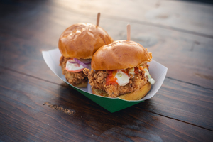 Get your Screwballs #Sliders 🍔 <a href="/curveballmobile/">curveball ft</a> 12p-4p Presidio Tunnel Tops. See 📷 menu, review, chat with #foodtruck #foodie @Mobolet 🔗 bit.ly/2N6jPmM