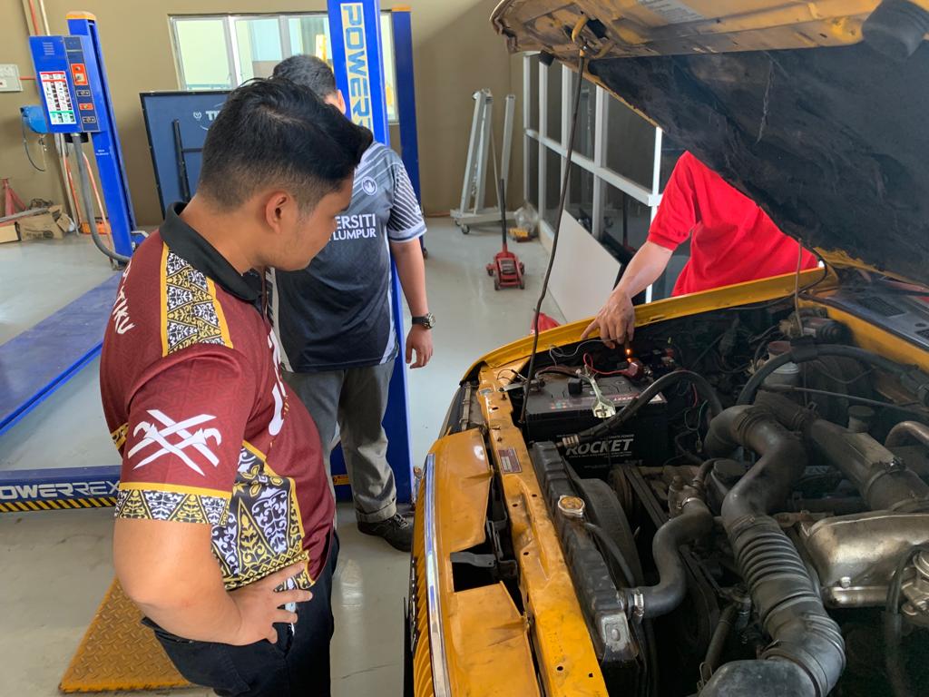 danialjkrckm's tweet photo. SELASA : 6/6/2023

- Membantu Encik Aswandi memeriksa kenderaan JKR
- Pemeriksaan sebelum pembaikan van dari PPAK
- Pemeriksaan selepas pembaikan kenderaan dari JPN Kedah

@EnCiK_JM1 
@JKRCKMKedah 
#internfebjun2023
#ckmkedah https://t.co/yIsjeHPeG3