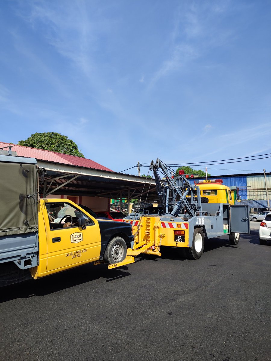 danialjkrckm's tweet photo. RABU : 7/6/2023

- Membantu Encik Ali menunda kenderaan JKR Elektrik yg mengalami masalah clutch

@EnCiK_JM1 
@JKRCKMKedah 
#internfebjun2023
#ckmkedah https://t.co/ayXMmuqaMq