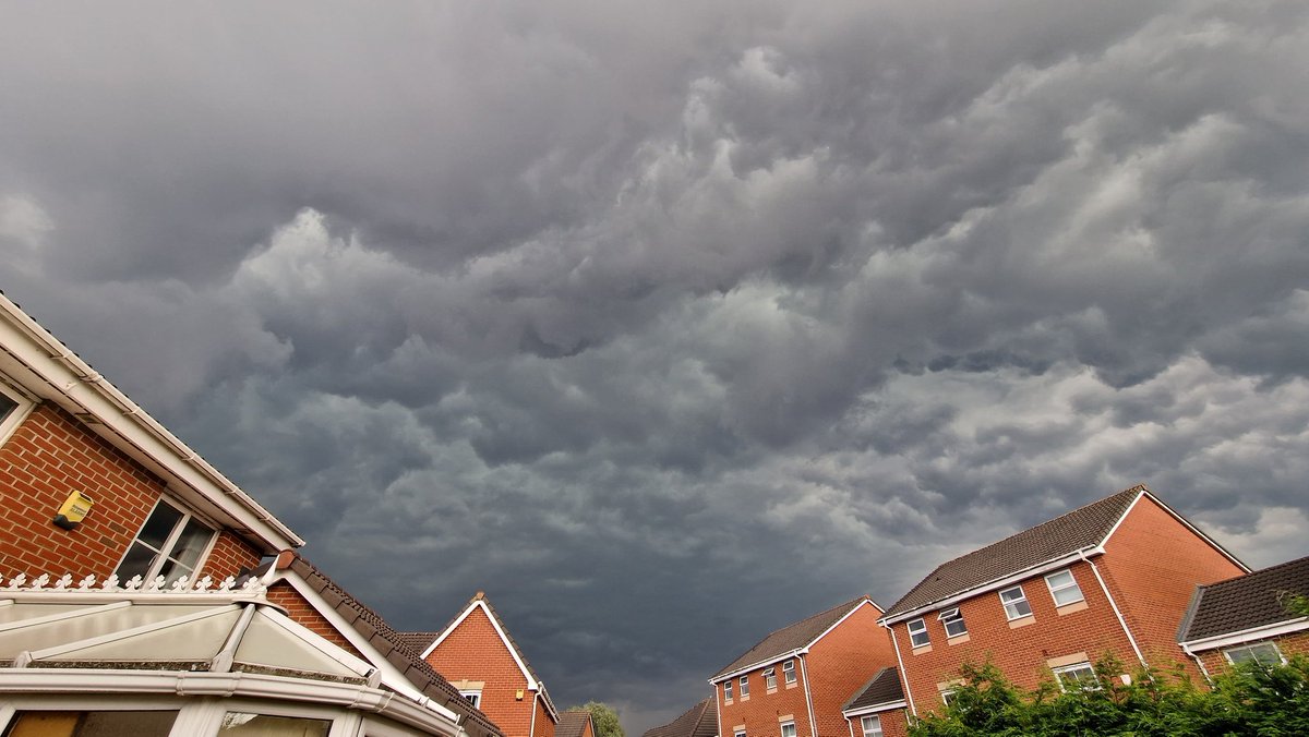 WxMids's tweet photo. Have to say that storm last night was something else. Green tint to the sky too, shame the camera couldn't pick it up https://t.co/C53pU7ED0h