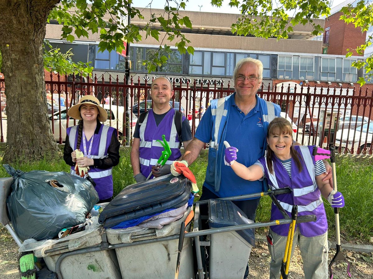 A small but happy team, who collected 8 bags of litter on Sat, in 2 of Birmingham's oldest  cemeteries.   Volunteering makes you feel good. 
Volunteer with us 👇 eventbrite.co.uk/o/friends-of-k… 
#volunteer #litter #CleanUp #BrumVolunteers