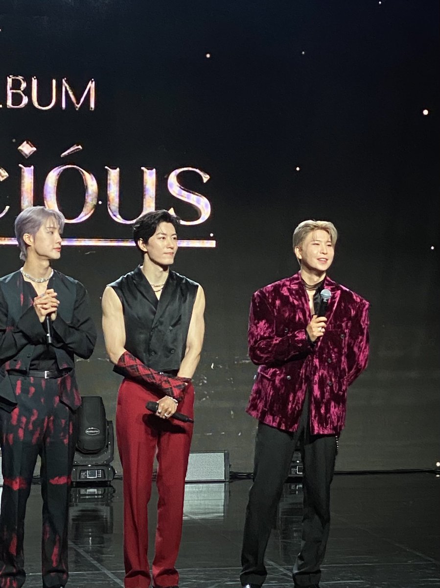 CelebConfirmed's tweet photo. @VAV_official #Jacob: I'm also confident! Not in my Korean... but about this comeback! Thank you, reporters, for coming! Please photoshop a lot of my pics!! [reporters laugh]

#VAV #브이에이브이
#Subcönscióus #Subconscious #designer https://t.co/Vvz11d22v5