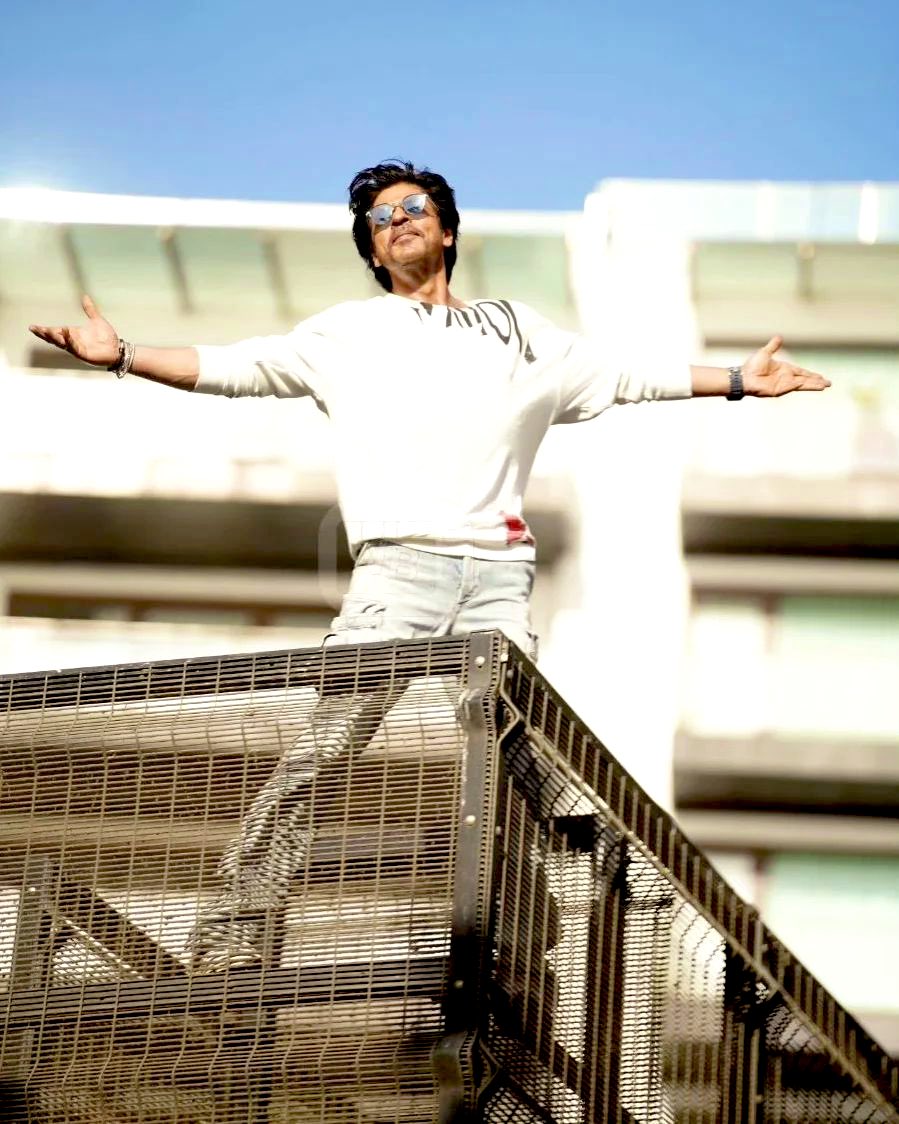iammnaim's tweet photo. #Breaking 
@StarGoldIndia unites SRKians 2 create a Guinness World Record 2 Celebrate the World TV Premiere of #Pathaan on #StarGold Sun, 18th June, 8 pm. 

#PathaanOnStarGold @iamsrk #SRK #KingKhan #ShahRukhKhan𓀠 #Jawan #Dunki https://t.co/YU7J9yAr4s