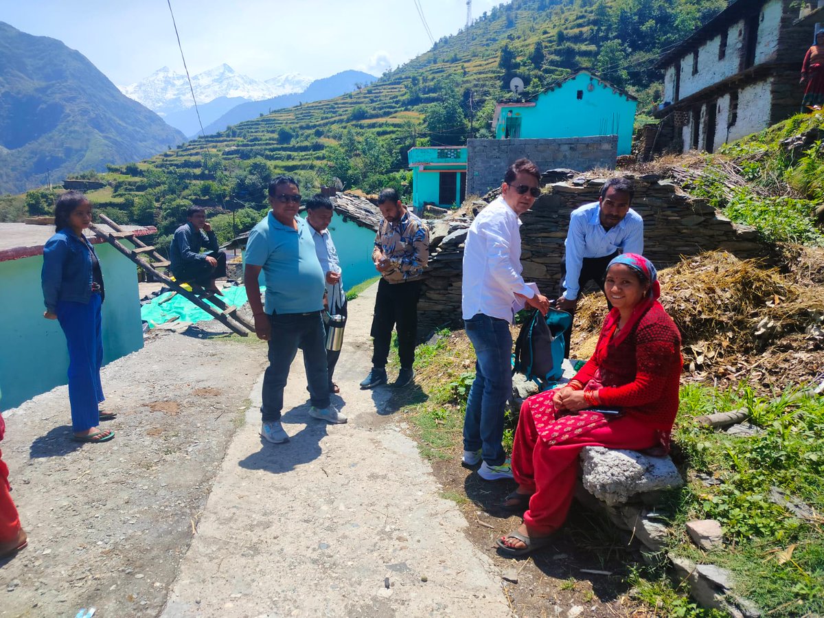 CvoChamoli's tweet photo. टीकाकरण कार्य मे श्री सूर सिंह गुसाईं-पशुधन सहायक, श्री योगेंद्र सिंह नेगी-बाइफ् कार्यकर्ता, एवं मैत्री कार्यकर्ता-श्री राकेश सिंह, श्री प्रदीप कुमार एवं श्री नरेंद्र सिंह द्वारा सहयोग प्रदान किया गया l https://t.co/nbOgOpR2Gv