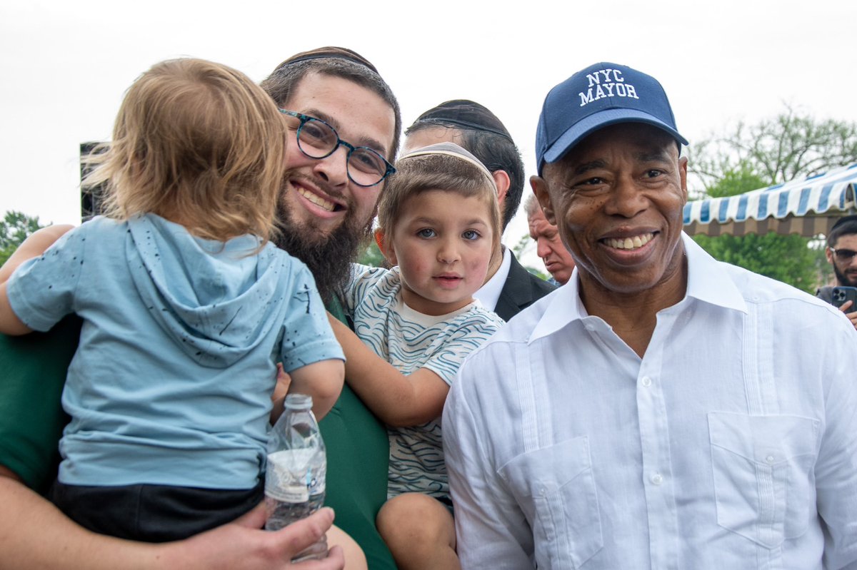 NYCMayorsOffice's tweet photo. .@NYCMayor joins the @ChazaqOrg's annual New York City Jewish Cultural Carnival #inQueens. https://t.co/q0XXOn5IxX