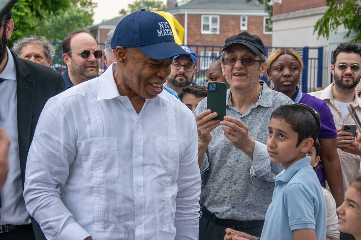 NYCMayorsOffice's tweet photo. .@NYCMayor joins the @ChazaqOrg's annual New York City Jewish Cultural Carnival #inQueens. https://t.co/q0XXOn5IxX