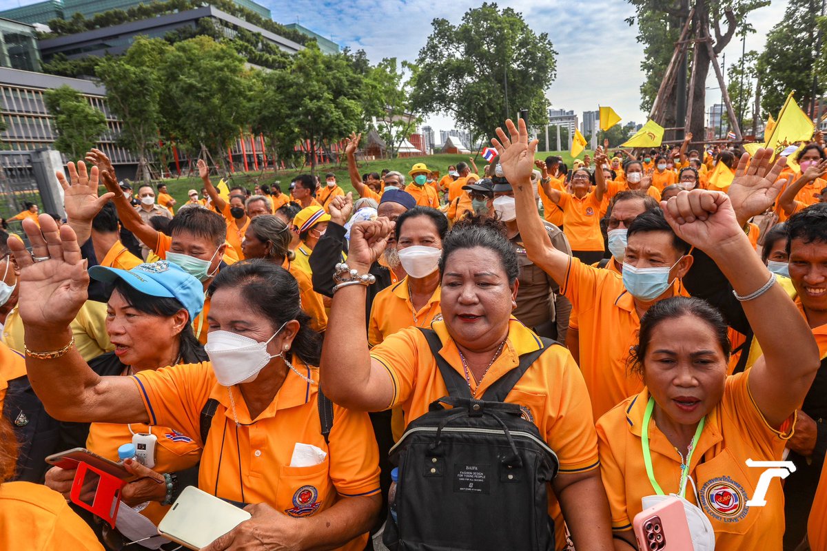 Thairath_News's tweet photo. #กลุ่มคนรักในหลวง ยื่นจดหมายให้กำลังใจ สว.⁣
⁣
12 มิถุนายน : เมื่อเวลา 08.30 น. กลุ่ม “คณะประชาชนคนรักในหลวง” รวมพลพร้อมสวมเสื้อเหลือง ที่หน้ารัฐสภา เพื่อส่งกำลังใจให้กับสมาชิกวุฒิสภา (ส.ว.) ทำหน้าที่ปกป้องสถาบันหลักของชาติ พร้อมทำกิจกรรมร้องเพลงชาติไทย และเพลงสรรเสริญพระบารมี ทิ้งท้ายด้วยการตะโกน “พวกเรารักในหลวง”⁣
⁣
📍อาคารรัฐสภา เกียกกาย⁣
⁣
ภาพ : ชุติมน เมืองสุวรรณ⁣
#ThairathPhoto #ไทยรัฐออนไลน์