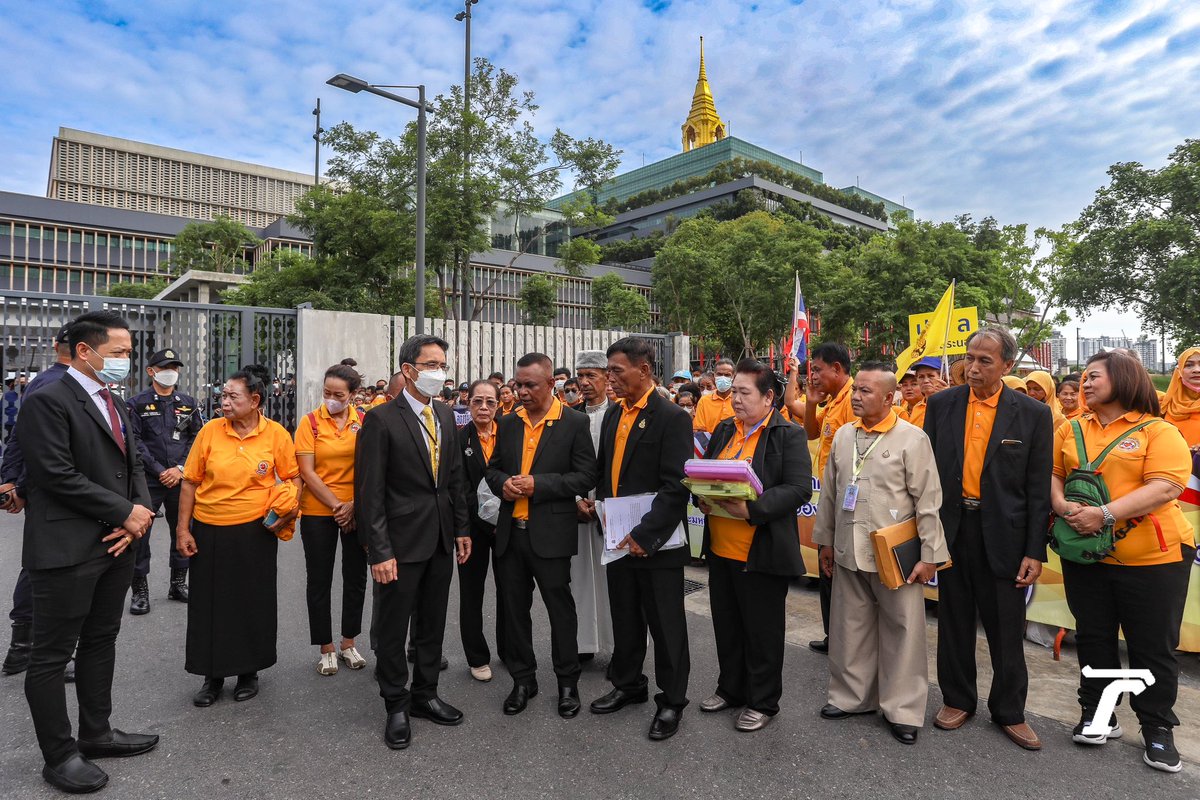 Thairath_News's tweet photo. #กลุ่มคนรักในหลวง ยื่นจดหมายให้กำลังใจ สว.⁣
⁣
12 มิถุนายน : เมื่อเวลา 08.30 น. กลุ่ม “คณะประชาชนคนรักในหลวง” รวมพลพร้อมสวมเสื้อเหลือง ที่หน้ารัฐสภา เพื่อส่งกำลังใจให้กับสมาชิกวุฒิสภา (ส.ว.) ทำหน้าที่ปกป้องสถาบันหลักของชาติ พร้อมทำกิจกรรมร้องเพลงชาติไทย และเพลงสรรเสริญพระบารมี ทิ้งท้ายด้วยการตะโกน “พวกเรารักในหลวง”⁣
⁣
📍อาคารรัฐสภา เกียกกาย⁣
⁣
ภาพ : ชุติมน เมืองสุวรรณ⁣
#ThairathPhoto #ไทยรัฐออนไลน์