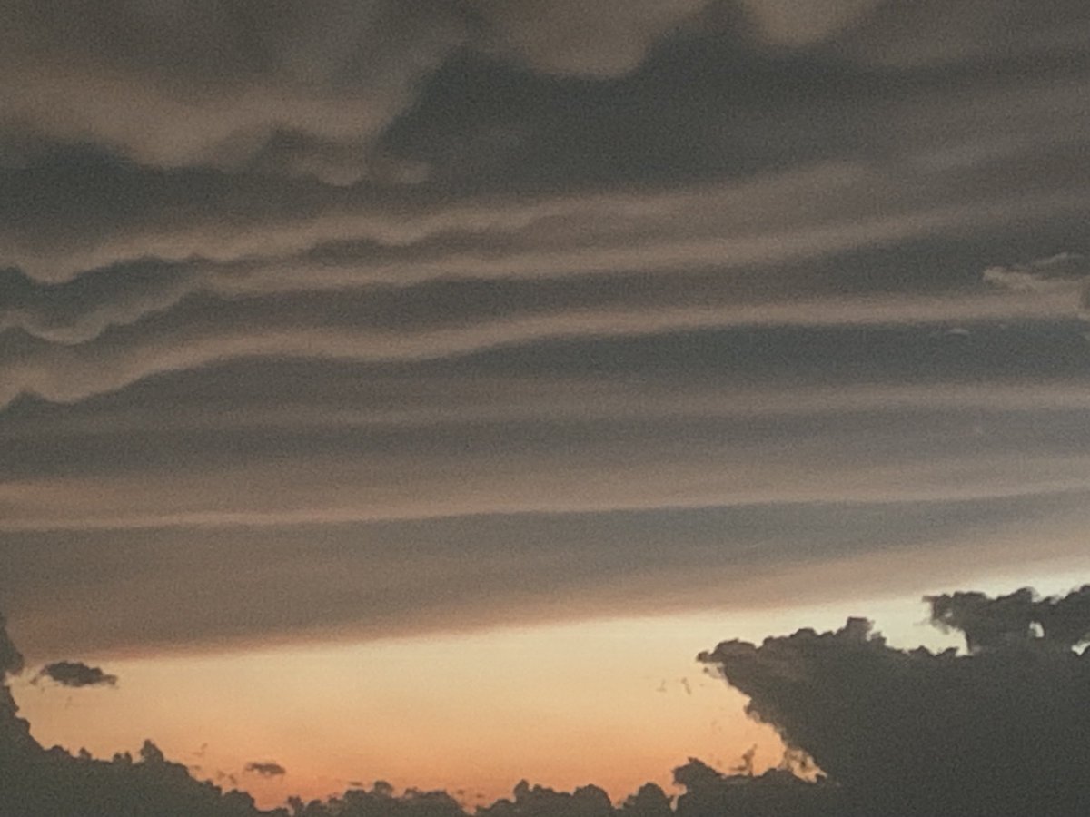 Amazing cloud formation in the Dallas sky after tonight’s storms! ⁦@EvanAndrewsFox4⁩