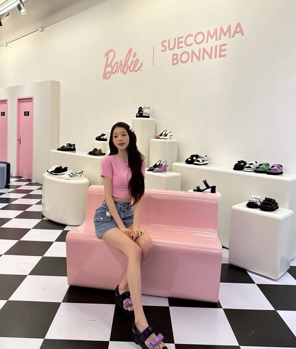 Wonytale's tweet photo. Dolls are like fairies, they are little messengers of magic. I got to pick and choose some pieces that made me feel like 🎀 a doll, a real life Barbie awaiting her Ken. Thanks to Suecomma Bonnie, I had a sweet and lovely time xx https://t.co/xWLMQA6qay