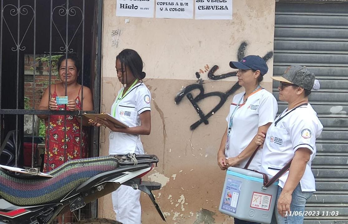 Salud_Guayas's tweet photo. #Durán | Campaña Nacional de #Vacunación2023 contra el #Sarampión, #Rubéola y #Poliomielitis. Barrido documentado y visita de casa a casa en los sectores de #FincaVacacional #DerechoDeLosPobres, #JesúsDelGranPoder, #ElCóndor , #PanoramaReal y #28deagosto. https://t.co/Dg1xtzkbBq