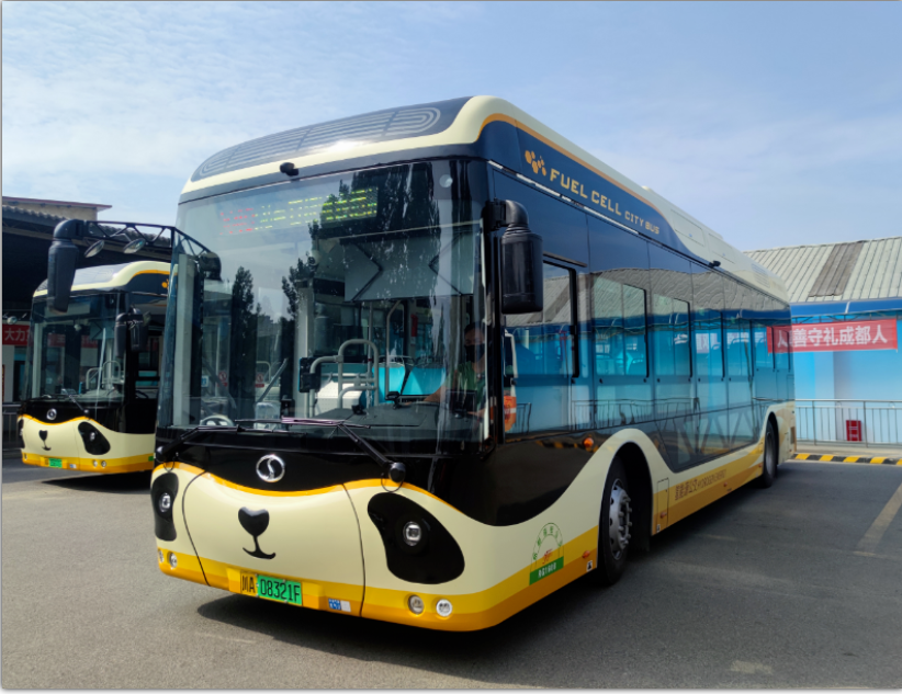 HyrdogenDocbond's tweet photo. The first batch of 30 Chengdu "Panda" buses equipped with the newly developed hydrogen energy fuel cell system were delivered and put into operation in Xindu District, Chengdu. Chengdu citizens can choose to take this cute, powerful and environmentally friendly bus
#FCEV #H2Bus https://t.co/RDVsyZf6Ul