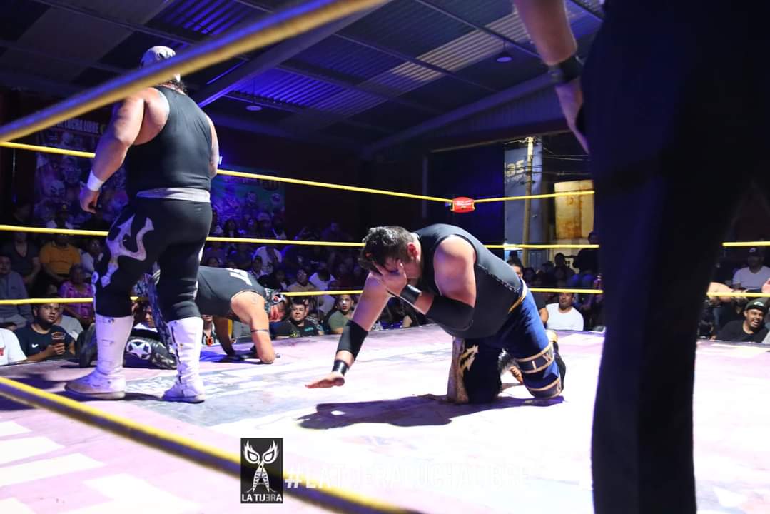 LaTijeraLucha's tweet image. Locura total en la #ArenaDeLuchaLibreCM❗
En un triangular extremo sorpresa de #LuchaLibreCM, el triunfo es divido entre #SanguinarioTorres, #SanguinarioJaguar y #SanguinarioBinLaden y #RaZhata, #DaKara y #ShilKah cuando después de irregularidades de quitarse las máscaras y...