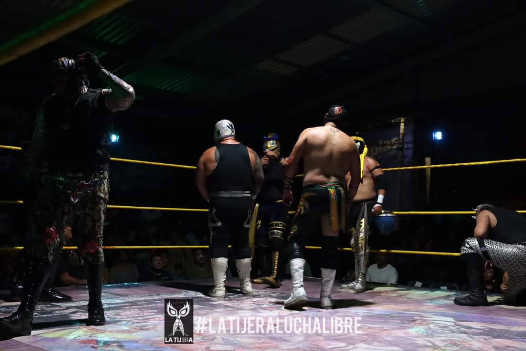 LaTijeraLucha's tweet image. Locura total en la #ArenaDeLuchaLibreCM❗
En un triangular extremo sorpresa de #LuchaLibreCM, el triunfo es divido entre #SanguinarioTorres, #SanguinarioJaguar y #SanguinarioBinLaden y #RaZhata, #DaKara y #ShilKah cuando después de irregularidades de quitarse las máscaras y...