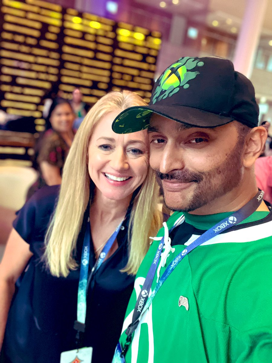 MakgSnake's tweet photo. So I met the awesome #TinaWoods who was super amazing and sweet &amp; she actually called @Attack &amp; I talked to him for over 10 minutes over the phone &amp; discussed all the awesomeness of G4TechTV. Still can’t believe it! #DreamComeTrue #G4TechTV #Xbox  #GamePass  #XboxShowcase https://t.co/ZBxIi4MISn