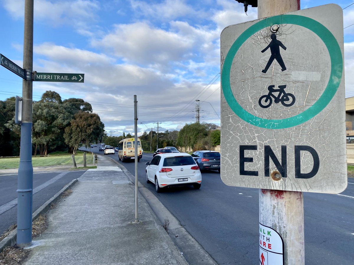 hs4coburg's tweet photo. Are people who walk or ride on Murray Rd considered second class road users?
The signage (not to mention the lack of safe infrastructure) would indicate the answer is yes.
#ride2school #walking #cycling #activetravel #MurrayRd https://t.co/8gxD3JPiRg