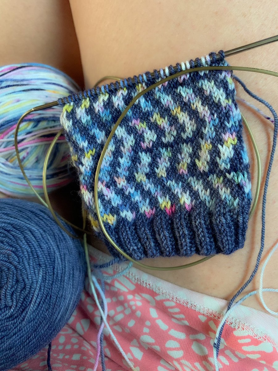 SunKnits's tweet photo. So satisfying to go round and round and see the zigs start to zag on my Lombard Socks. Pattern by @thingsbethmakes
#knittingtwitter #knitting #humansthatyarn https://t.co/uPYCs650SD