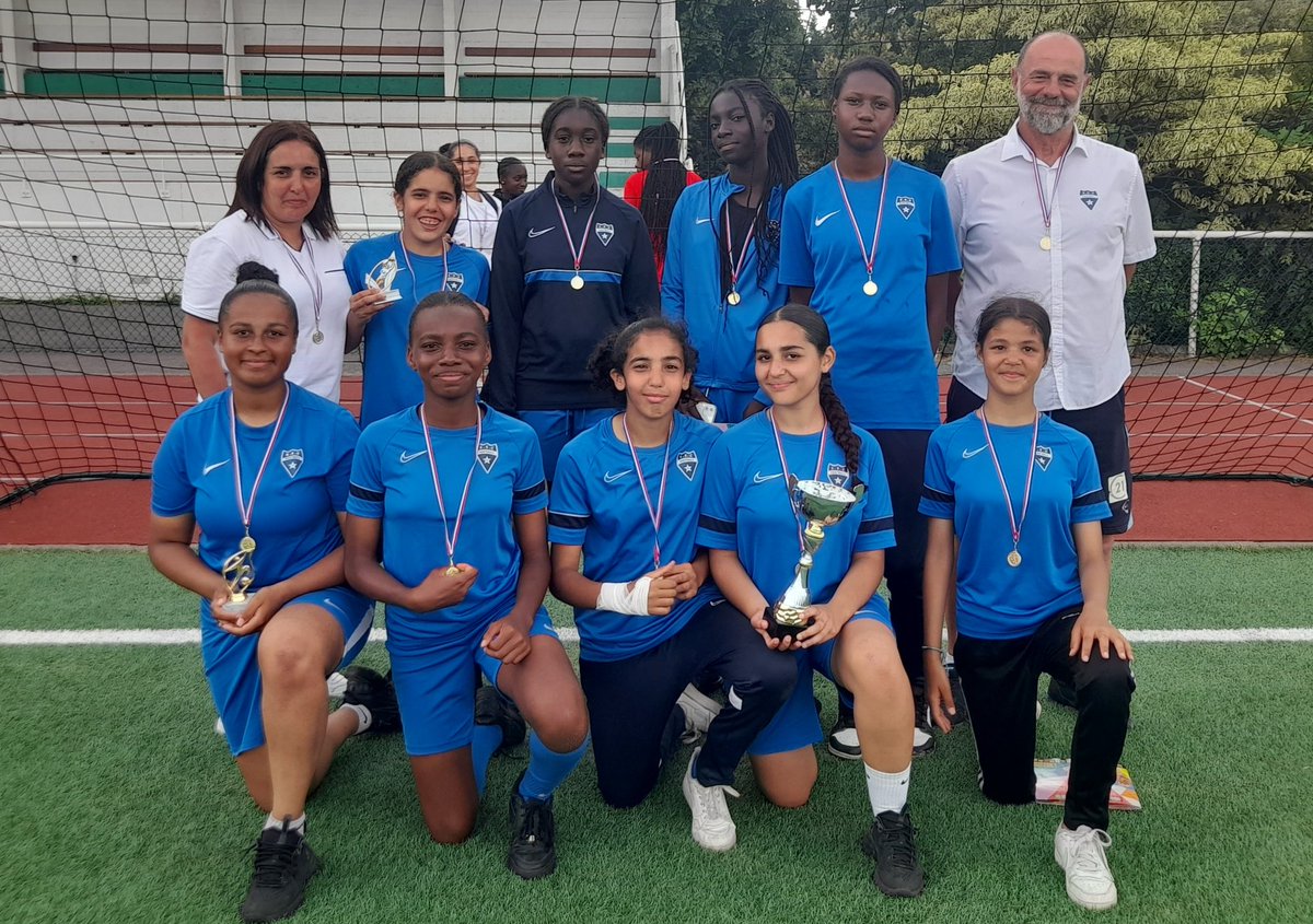 EJitiaux's tweet photo. TOURNOI
BOURG LA REINE
Une belle journée
🏆3eme position du classement pour l'équipe U15f #ESColombienne
Récompense pour la meilleure joueuse et gardienne du tournoi sélectionnées par les coachs des autres clubs:
🥇 ALIZE
🥇 ANISSA
Une top visibilité pour notre formation👍 https://t.co/KH13wImywk