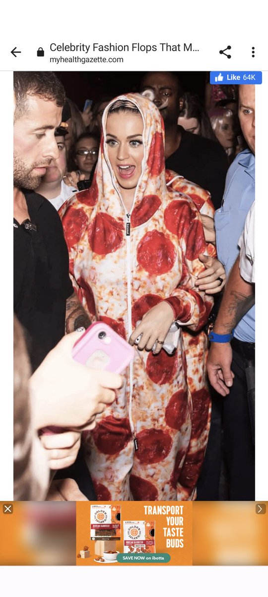 Look y'all, this showed up on a worst dressed list, but it's ah mazing. 

I have to say although the list didn't feature anyone else with 🍕, I found myself inspired by over half of the outfits.