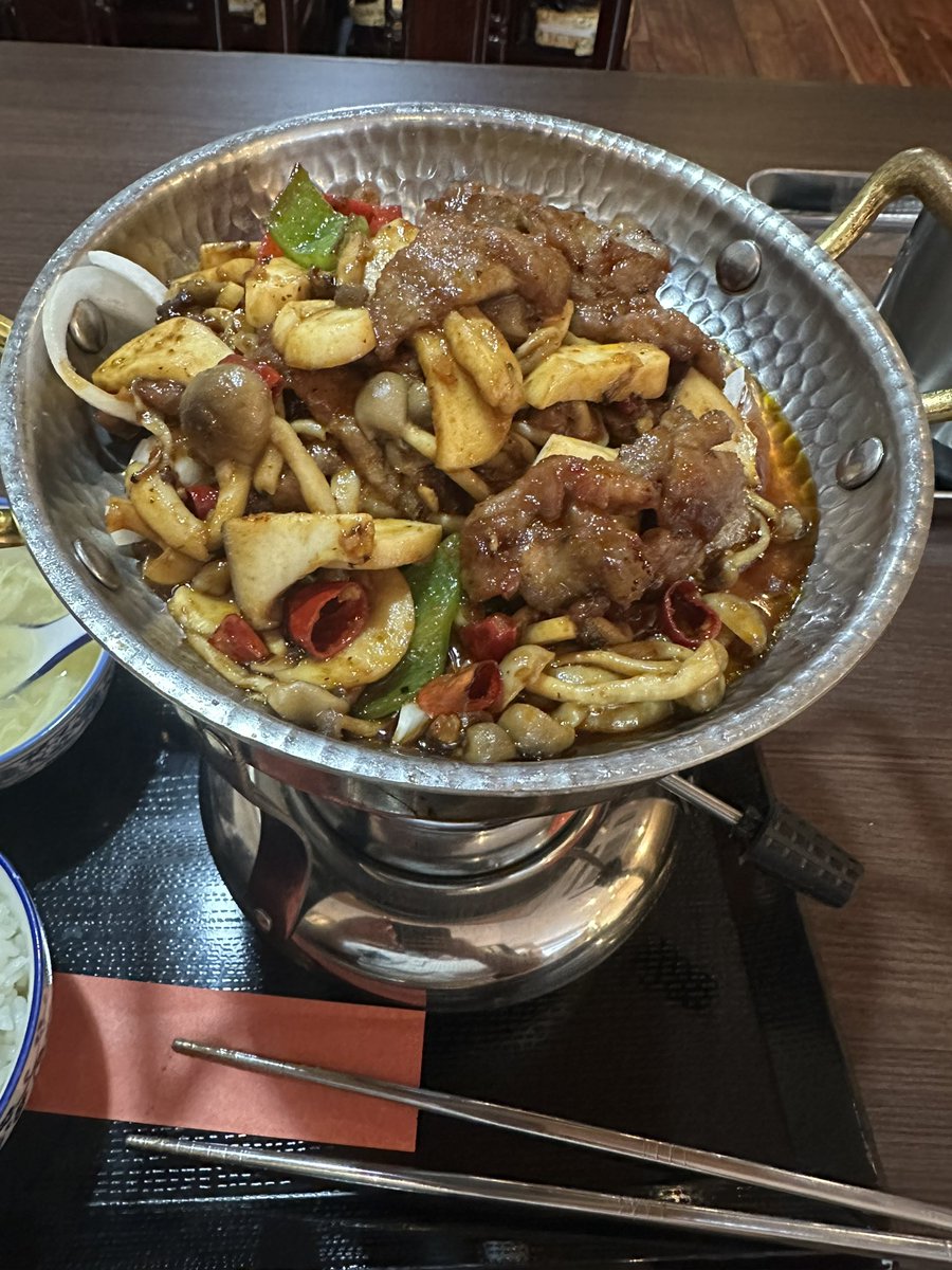 干鍋（ガングゥォ）っていうんだって。汁気の少ない鍋。

おいしい☺️ https://t.co/HLALOIGviM