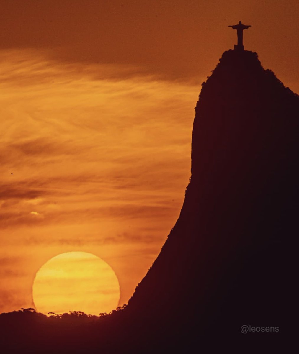 The Brazilian photographer @sens_leonardo astrologically calculated this photo for 3 years! He got it… it’s magical ❤️🌙