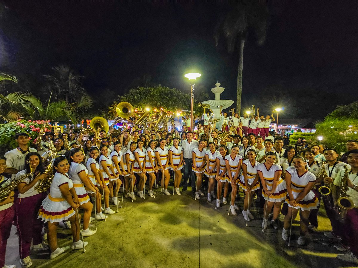 MauricioOrtizES's tweet photo. Que gran presentación jóvenes de Official "Banda Salarrué" Fan Site,  en el #DesfileDelCorreo #Nahuizalco😎.

Los felicito por esa entrega y gran talento, son un orgullo #Sonsonateco🇸🇻. https://t.co/sUaihlsooT