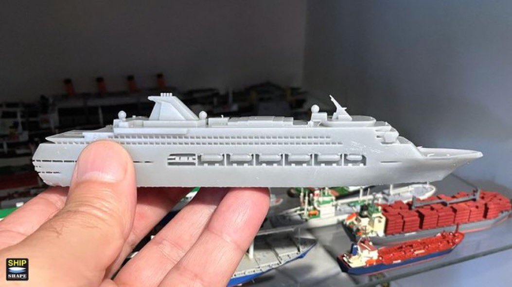 escalecroisiere's tweet photo. À Brest, un passionné modélise le paquebot #Renaissance de #CFC. Plus de 20h de modélisation 3D et 6h d'impression ont été nécessaires à @YannEllebe pour faire naître cette première et unique maquette en résine du navire à l’échelle 1/1250e qui ne pèse que 100g @ShipShapeBrest https://t.co/hUoKcBspM5