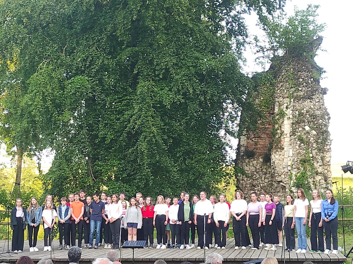 Clg_Salengro's tweet photo. Grand succès pour les petits chanteurs de la chorale du collège qui ont livré le travail accompli de l'année scolaire dans un cadre magnifique !
#chorale
#dsden62 https://t.co/OYfH2nUaIW