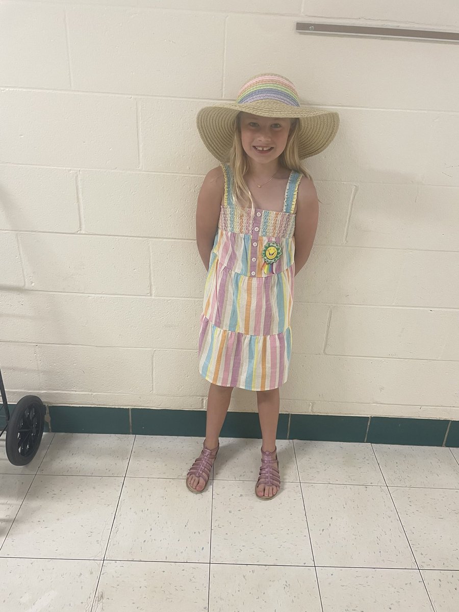 Hazel’s birthday was the last day of school and she chose “Dress like we are heading off to summer!” (Which we were!) 🏖️🌞 #d70cougars  #d70shinyapple