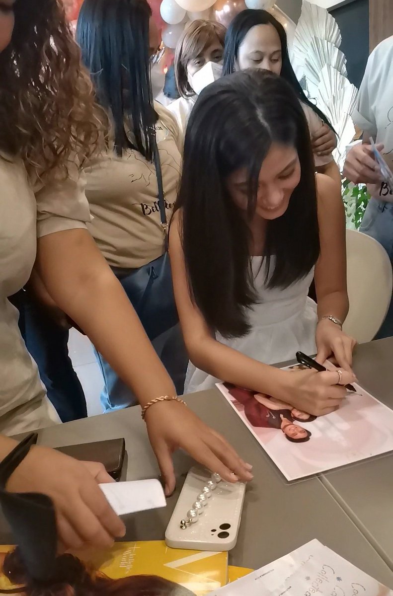 Her reaction nung makita yung picture na pipirmahan nya HAHAHHAHAHAHA gulat ka, beh?

#BelleMariano
#JolliBelleDay