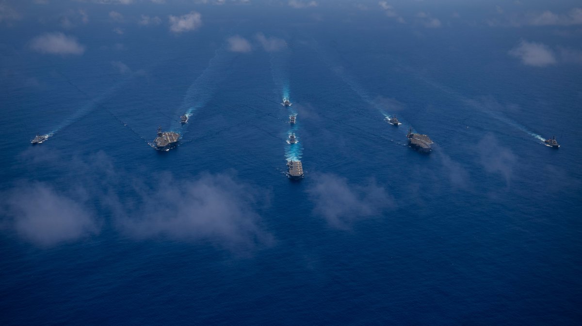 Sea Power!
Eleven ships from the Nimitz Carrier Strike Group (CSG), the Reagan CSG, Japan Maritime Self-Defense Force, Royal Canadian Navy and French Navy steam in formation in the #Pacific during a multiple large deck event. #USNavy 
#USSNimitz #USSRonaldReagan