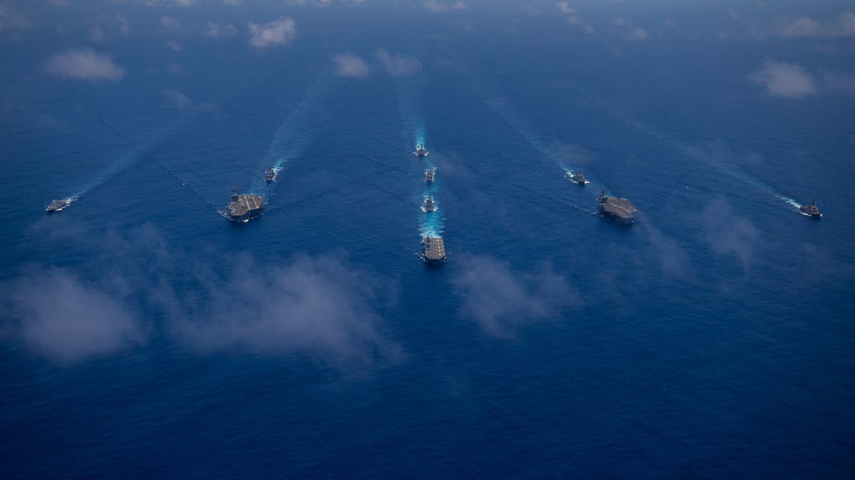 Sea Power! Eleven ships from the Nimitz Carrier Strike Group (CSG), the Reagan CSG, Japan Maritime Self-Defense Force, Royal Canadian Navy and French Navy steam in formation in the #Pacific during a multiple large deck event. #USNavy #USSNimitz #USSRonaldReagan