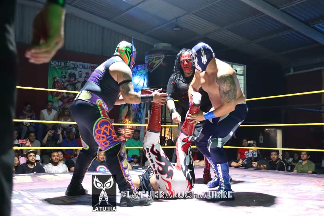 LaTijeraLucha's tweet image. La lucha súper estelar de #LuchaLibreCM es para el bando rudo de #AbismoNegroJr y #Chessman al aplicar una "colmillada" de darle un faul #CaballeroNegro a su antiguo profesor #DrMuerte, quien fue respaldado por #Drago y #Argenis...
#latijeraluchalibre