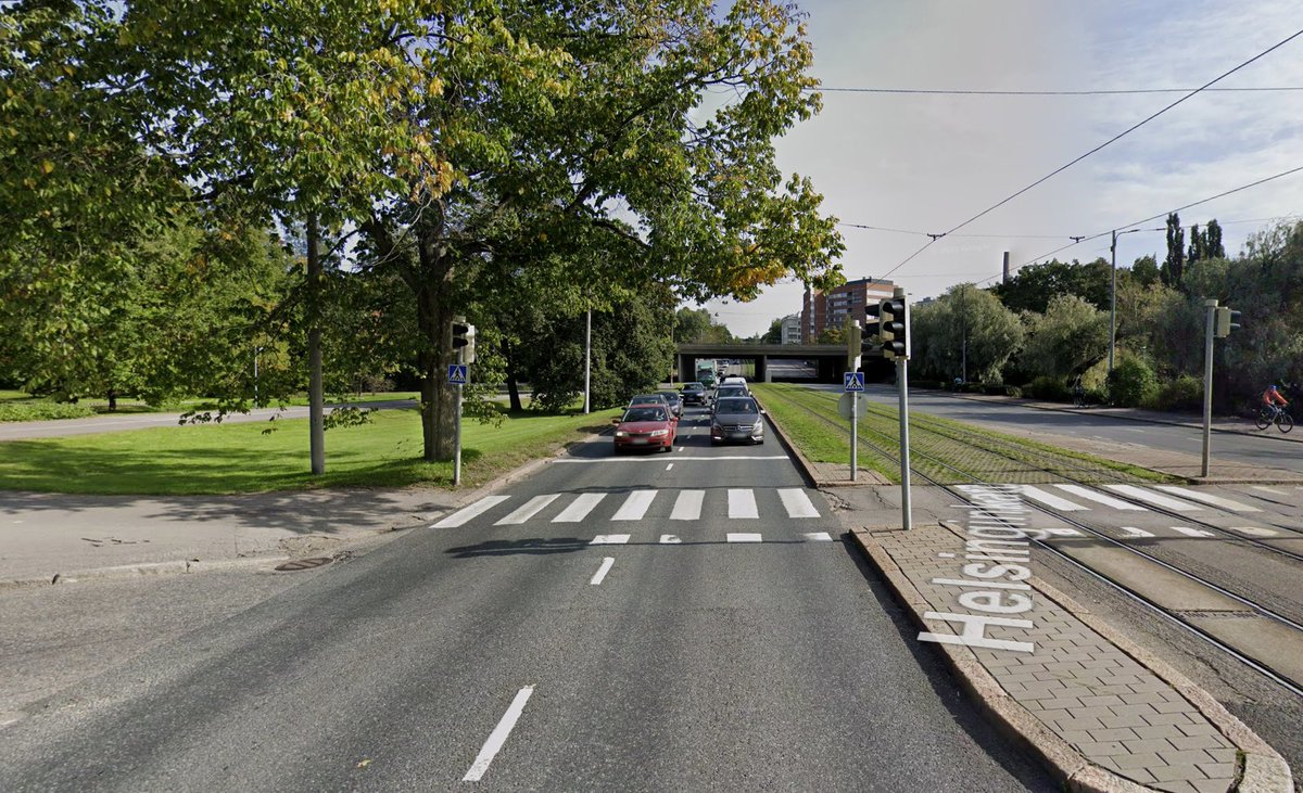 Työmatkalla huomasin, että Helsinginkatu oli täynnä autoja ja perästä tuli ambulanssi pillit päällä. Kukaan ei pystynyt väistämään ja ambulanssi joutui ohittamaan autot kiskojen kautta.

Pro tip: jos olet huolissasi hälytysajoneuvojen liikkumisesta, älä tule keskustaan autolla ☝️