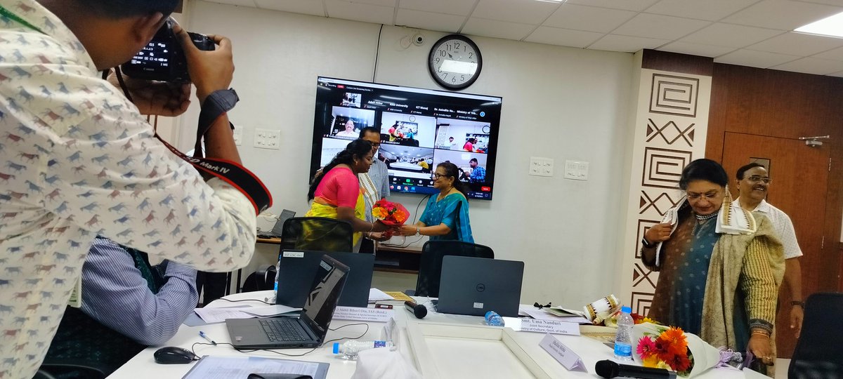 OnimaDr's tweet photo. Had a wide interaction with Secretary Minter of culture govt of India @MoCA_GoI @bhupro @VCofficeBHU https://t.co/2RCYpyunp8