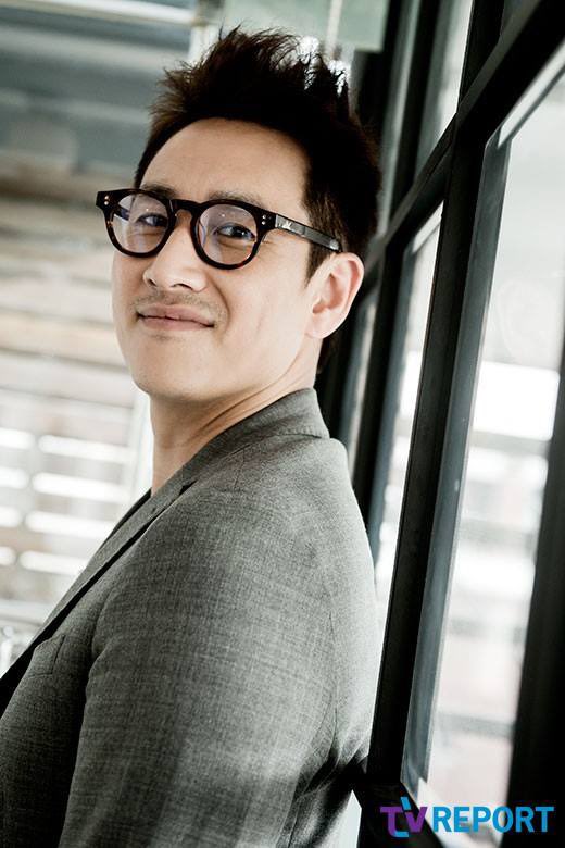 [Interview from 2014] 

“Actor Lee Sunkyun, 39, has an excellent knack for stealing the hearts of the audience, no matter what clothes he wears....”

#이선균 #LeeSunKyun